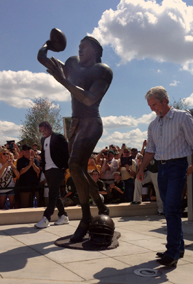 Tom White, Monumental Bronze Sculptor | Robert Griffin III Baylor Football Statue Portrait Bronze Sculpture RG3